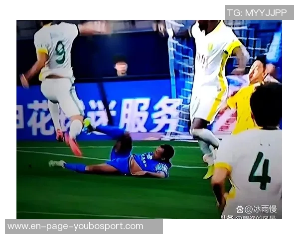 足球比赛中球员殴打裁判事件视频曝光引发广泛关注与讨论